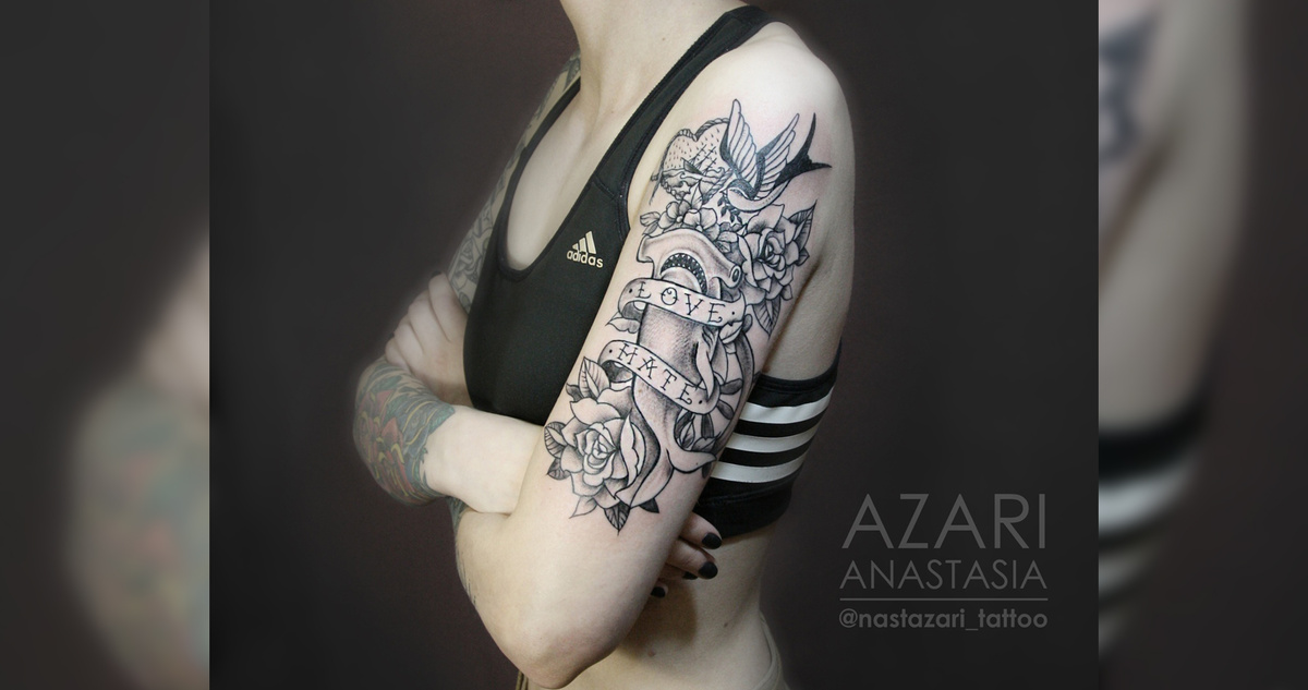 Ч/б татуировка с акулой в стиле Old School. Мастер: Анастасия Азари.