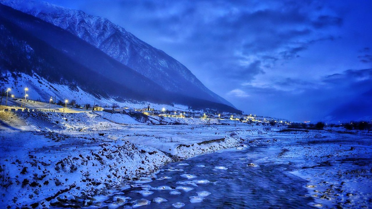 Река Теберда вечером. Аул Верхняя Теберда. Февраль 2025