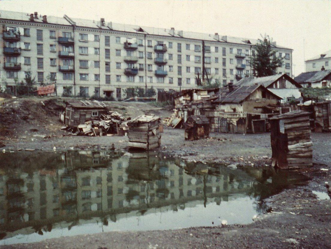 За этими 5-этажками находится современный проспект Победы