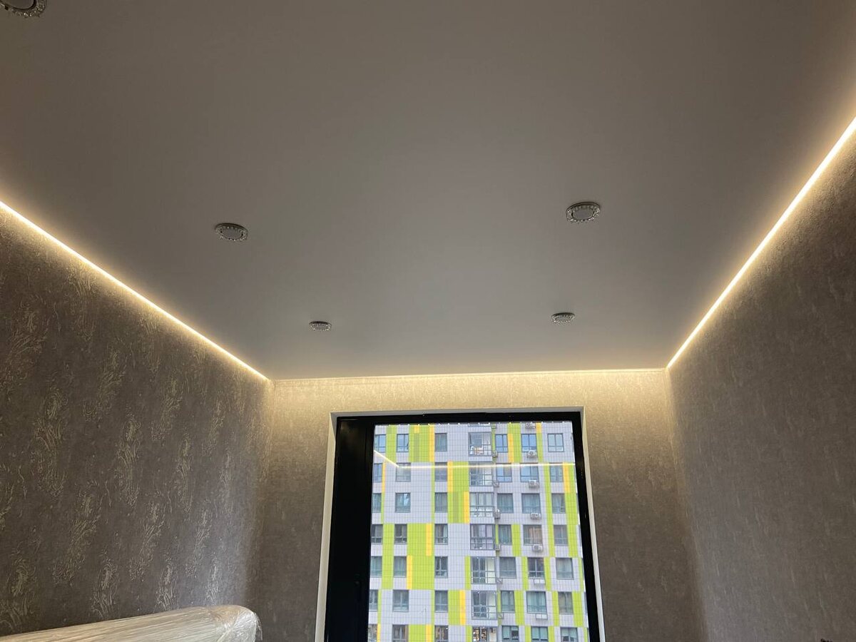 Спальня Игоря и Марины: парящий потолок,встроенные светильники и скрытый карнизс подсветкой