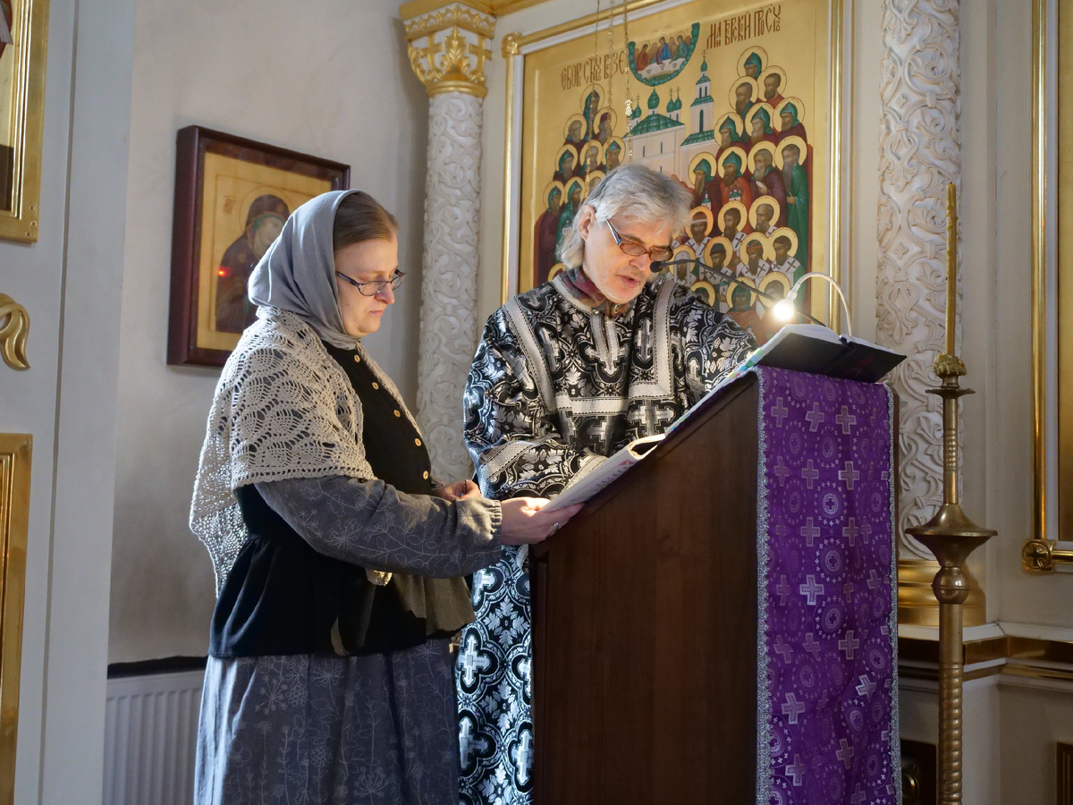 Наша соловушка Анна Гераскина спорхнула с клироса к нам и старший алтарник Сергий Петровнин