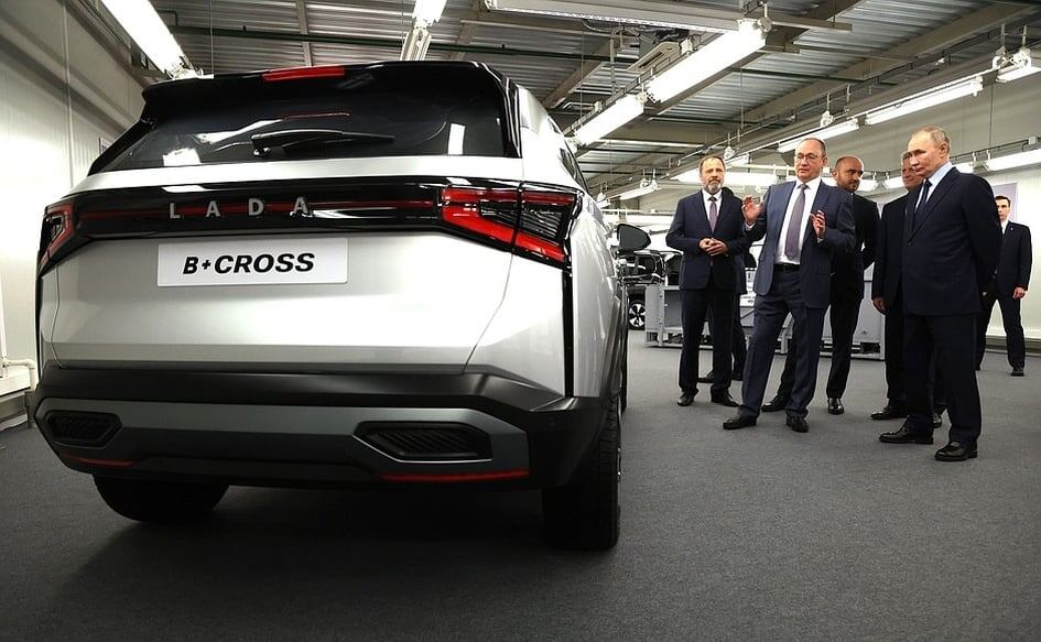 Источник: https://110km.ru/art/putinu-pokazali-sovershenno-novye-avtomobili-lada-miniven-i-dva-krossovera-146328.html