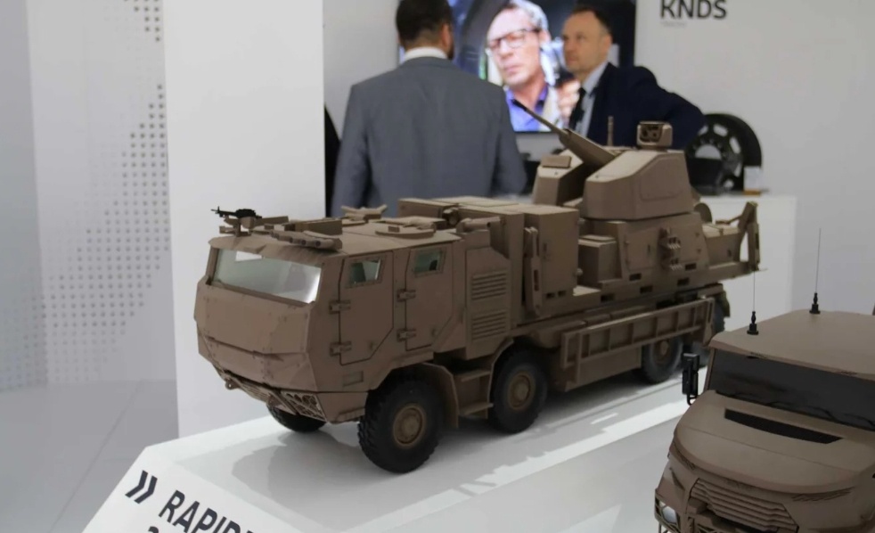 Масштабная модель 40-мм системы ПВО Rapidfire наземного базирования компании KNDS-France, представленная на выставке IEX 2025. (Источник изображения: Army Recognition Group)