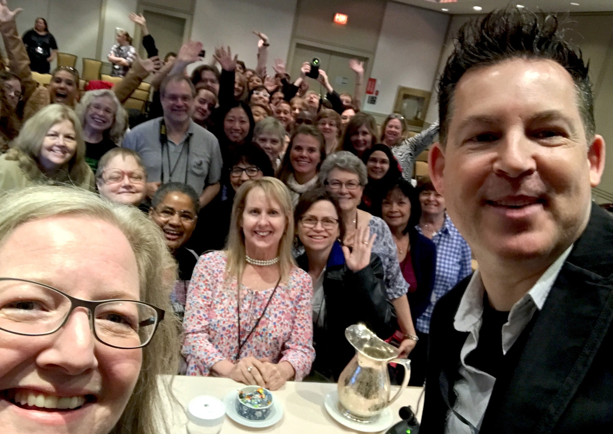 Встреча фанатов сериала Re-Con Toronto в 2017 году. Справа - Кристофер Хейн, автор книги «Внутри Первого Отдела». 