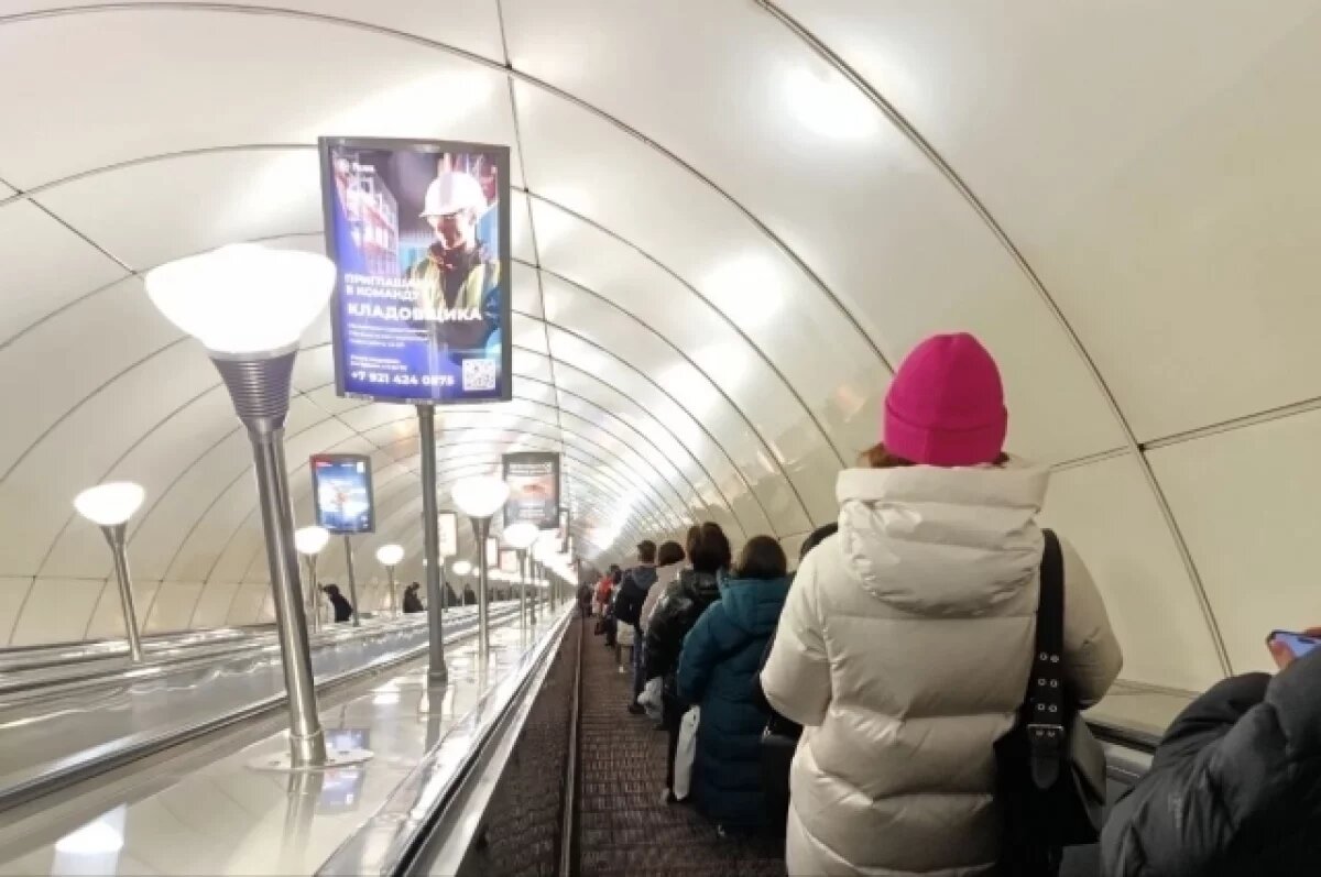    В Петербурге хотят отменить запрет на зарядку телефонов в метро