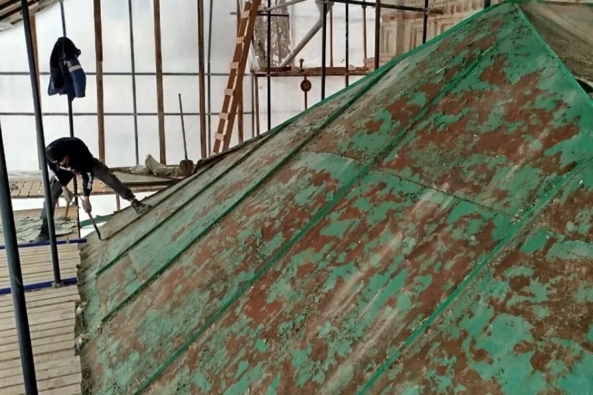    Кровлю меняют в Стефановской церкви Мирожского монастыря в Пскове