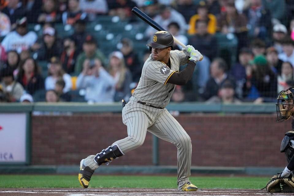 Хуан Сото времён игры в Сан-Диего готовится отбить мяч