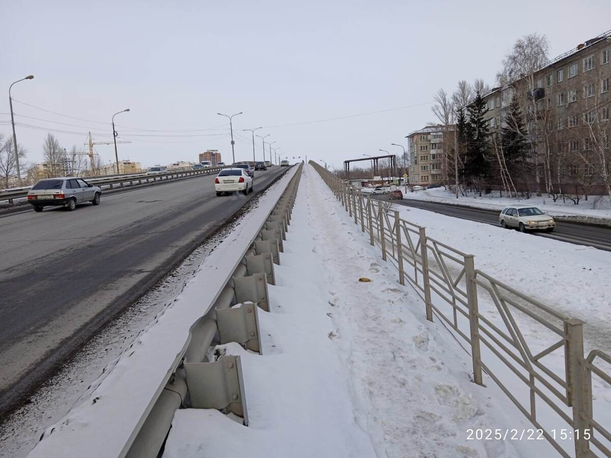 г.Омск. Мост  на 21й Амурской. Даже не нужно быть специалистом, чтоб не увидеть что мост практически не убирается. Если по презжей части ещё есть некие подвижки, то по краям проезжей части и тратуару  НИЧЕГО НЕ ЧИСТИТСЯ всю зиму.