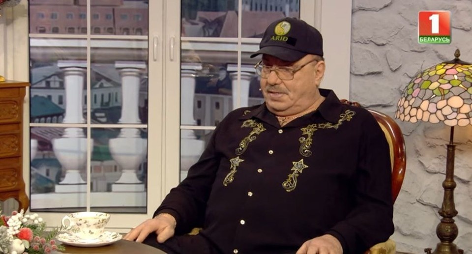    Артист, как оказалось, освоил немало строительных навыков. Фото: кадр видео телеканала «Беларусь 1».