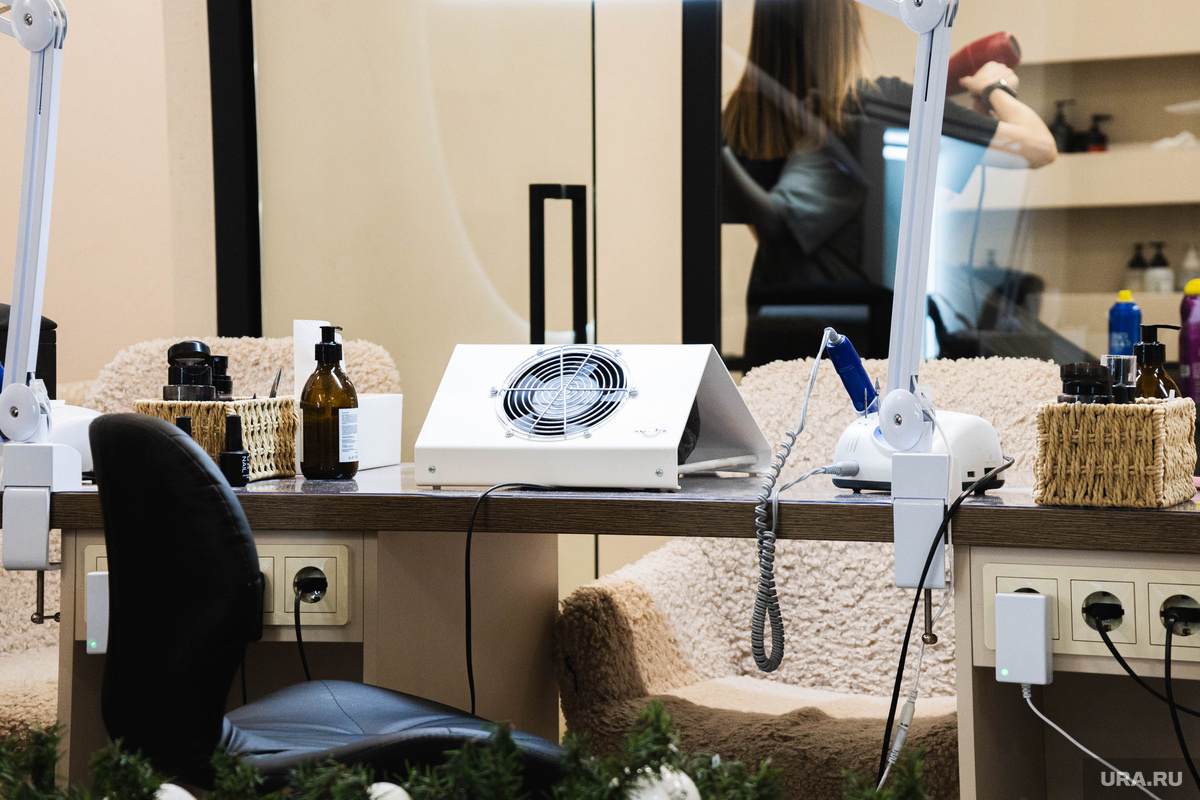 Бывший участник СВО сменил окопы на салон маникюра. Фото: Анастасия Соргина © URA.RU