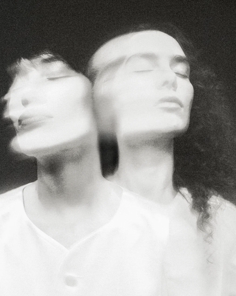     На Кадрии: жилет LESYANEBO; На Людмиле: платье RENAISSANCE RENAISSANCE (MOONA)