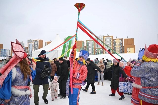    Блины и народные забавы – основные атрибуты Масленицы в Академическом. Фото: АО СЗ «РСГ-Академическое»/ Дарья Постольник