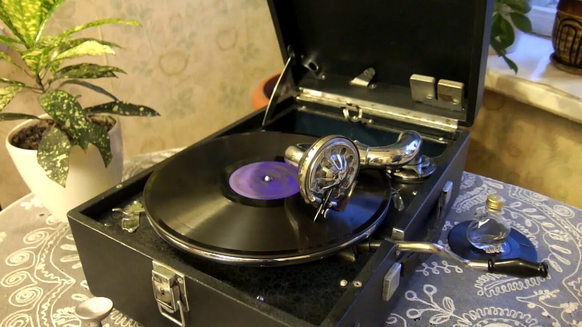 Играет патефон