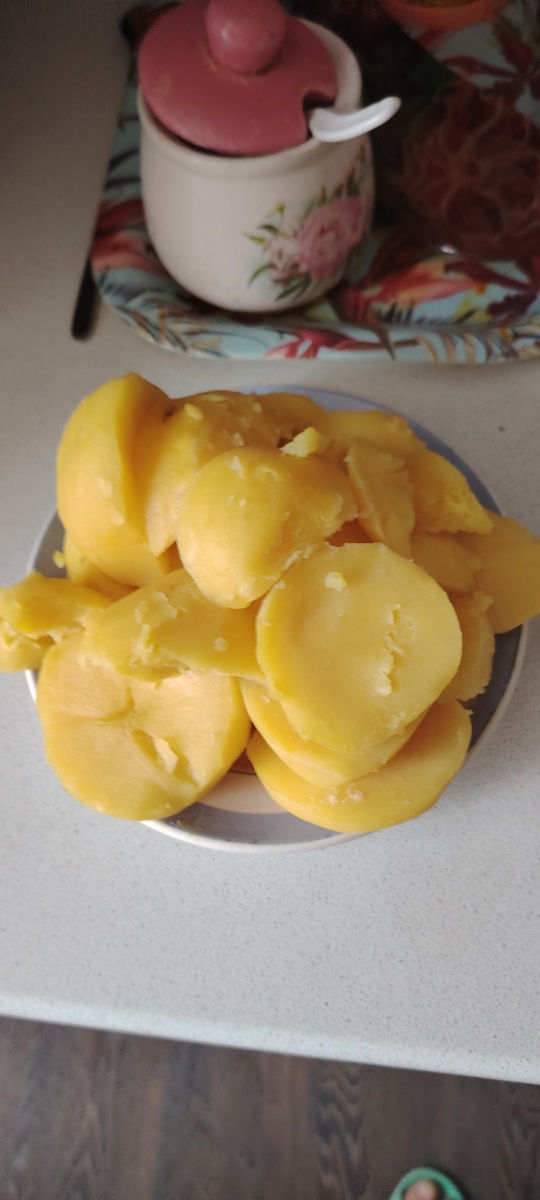 Отварила кортофель на обед с солёными огручиком. 