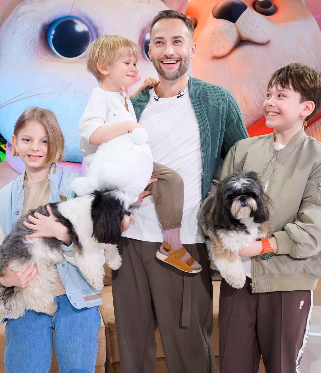    Дмитрий Шепелев с тремя детьмиСоцсети Дмитрия Шепелева