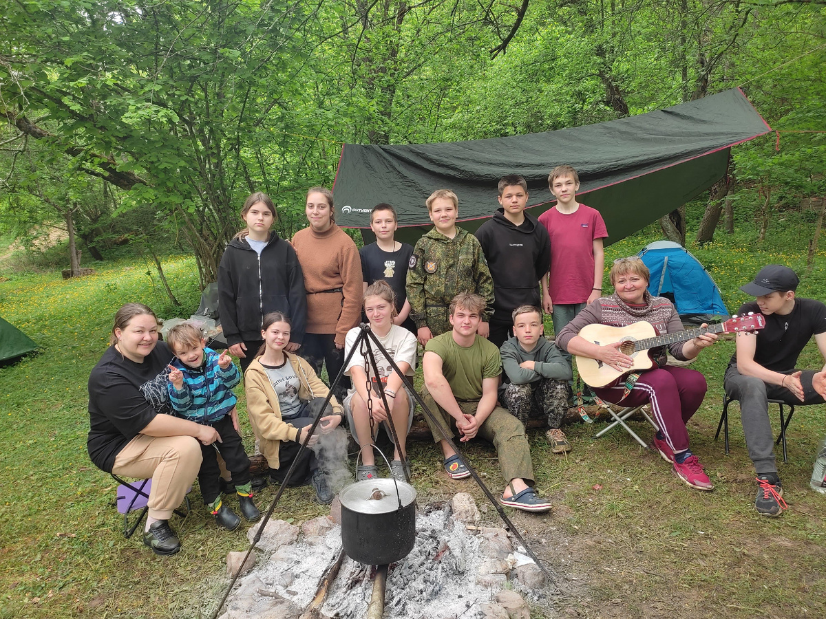Поселок Мезмай, песни у походного костра. / ФОТО из архива Е.А. Мезис