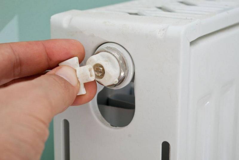 Как спускать воздух из радиатора 