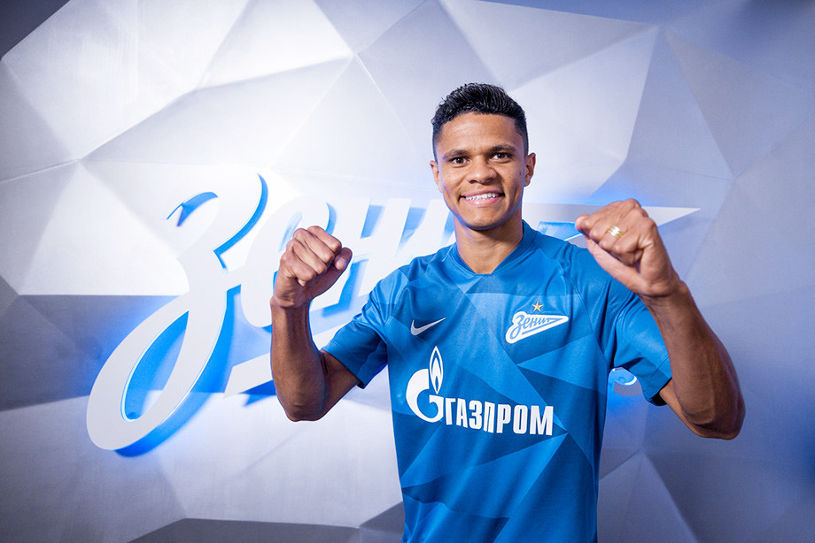  Футболист Дуглас Сантос