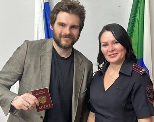 Американский хоккеист получил гражданство РФ. Обложка © Telegram / Территория Тигров | ХК «Амур»