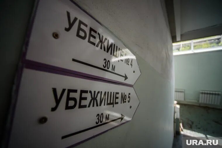 Таблички указывают в том числе расстояние до убежища. Фото: Илья Московец © URA.RU