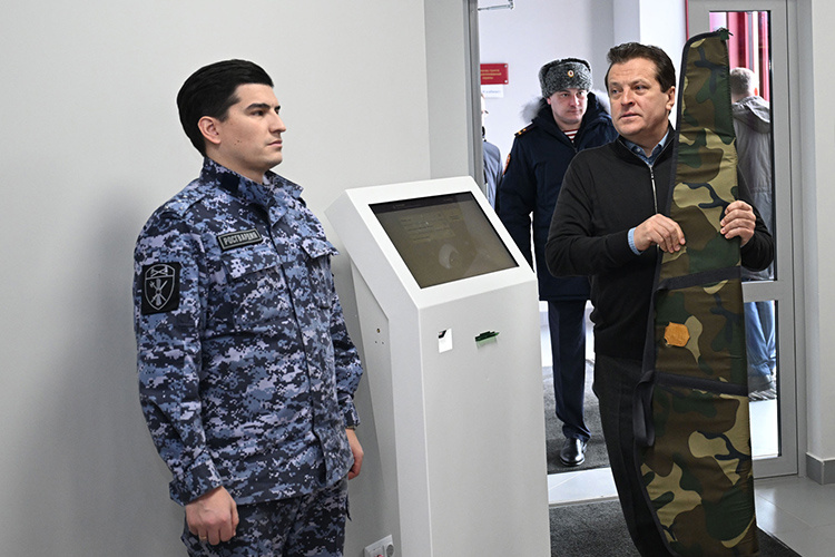    Мэр Казани Ильсур Метшин утром побывал в управлении Росгвардии по РТ, где сдал свое ружье ИЖ-27 и 250 патронов к нему.   
Фото: kzn.ru