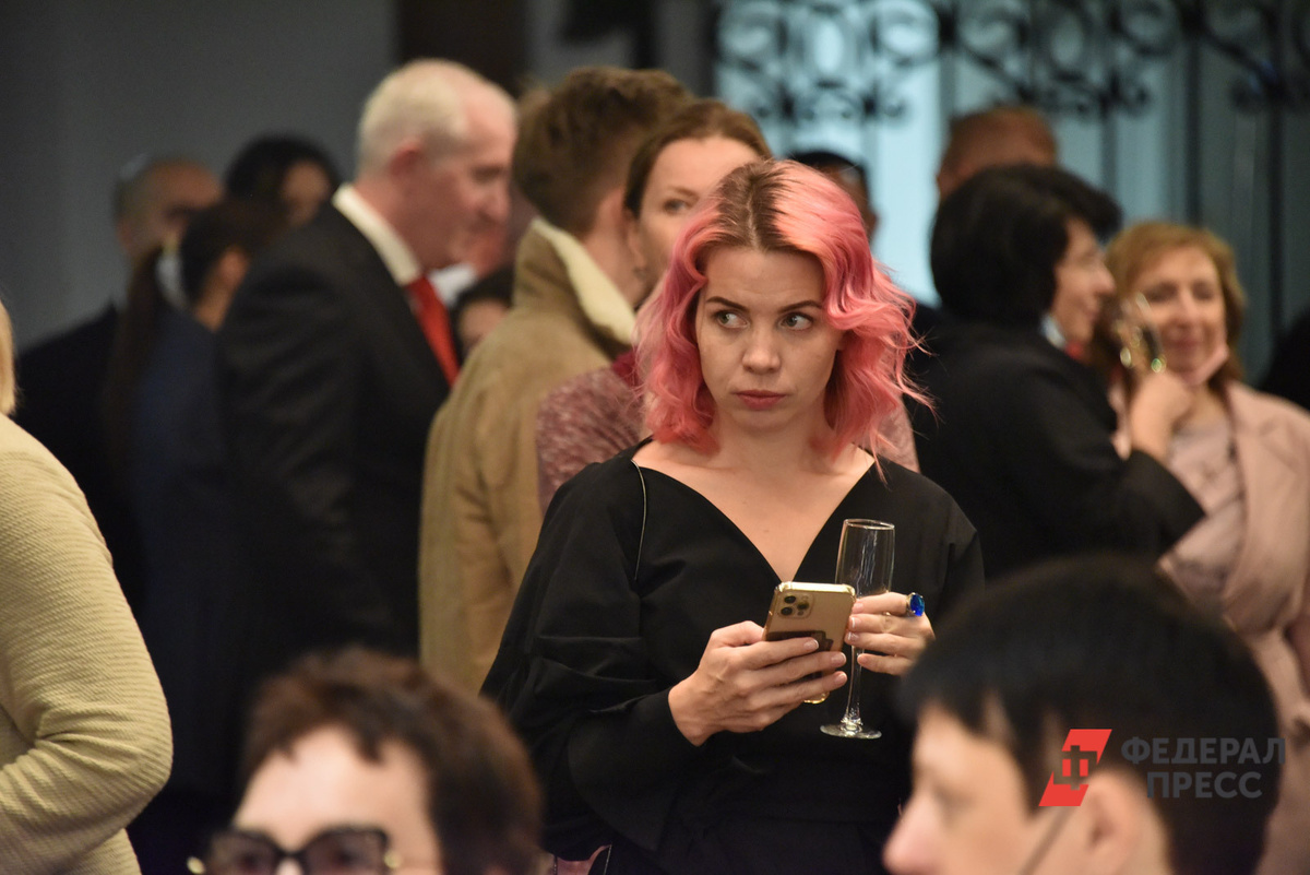 Только отвернешься – сразу в телефон зависают, жалуются наниматели на зумеров.  Фото: Фото: ФедералПресс / Полина Зиновьева