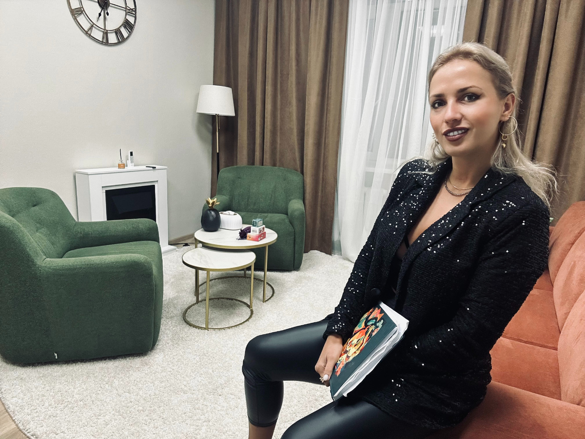 Психолог в кабинете психолога