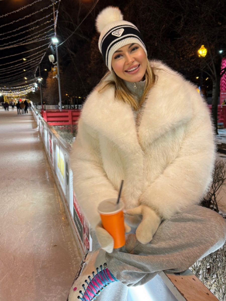 Марина Африкантова в белоснежной шубке и трико на катке в парке. Фото: соцсети