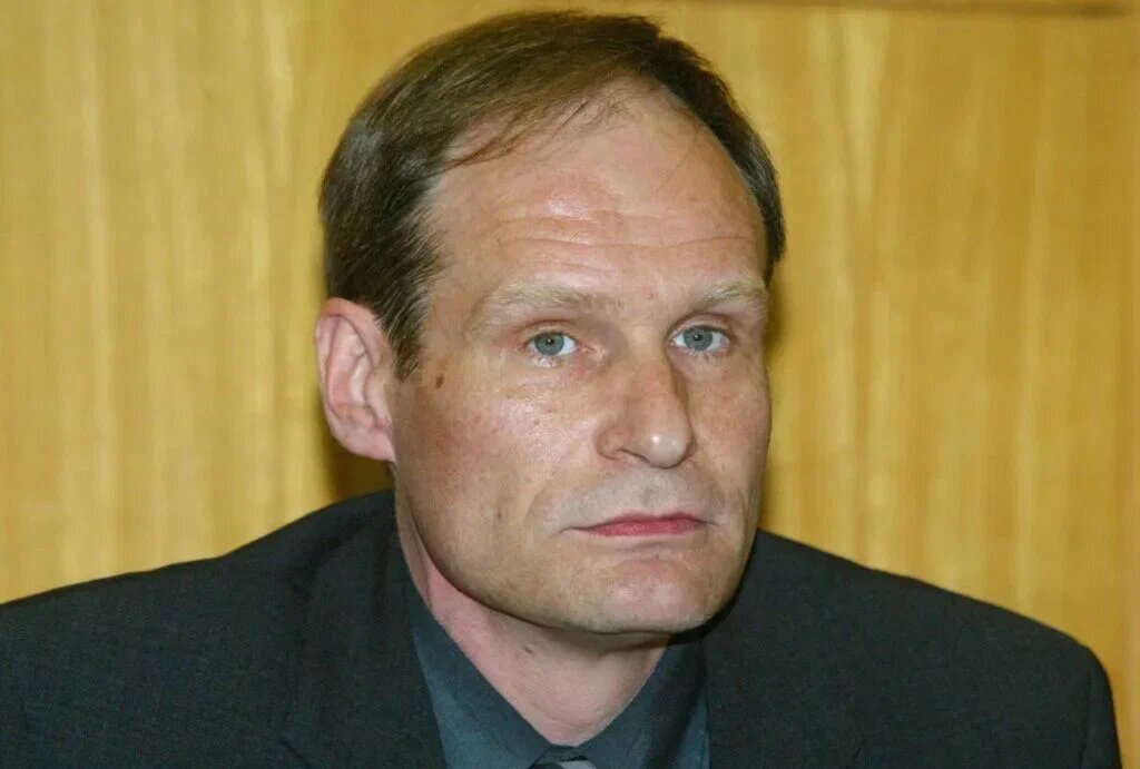 Родился 1 декабря 1961 года. Первая жертва 9 марта 2001 года. Арестован 11 декабря 2002 года. Суд 3 декабря 2003 года. Осужден 30 января 2004 года. Приговорен к восьми с половиной годам тюремного заключения. Повторное судебное разбирательство 12 января 2006 года. Приговорен к пожизненному заключению.
