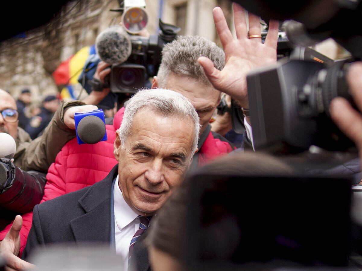    Кэлин Джорджеску покидает окружной суд в Бухаресте, Румыния© AP Photo / Vadim Ghirda