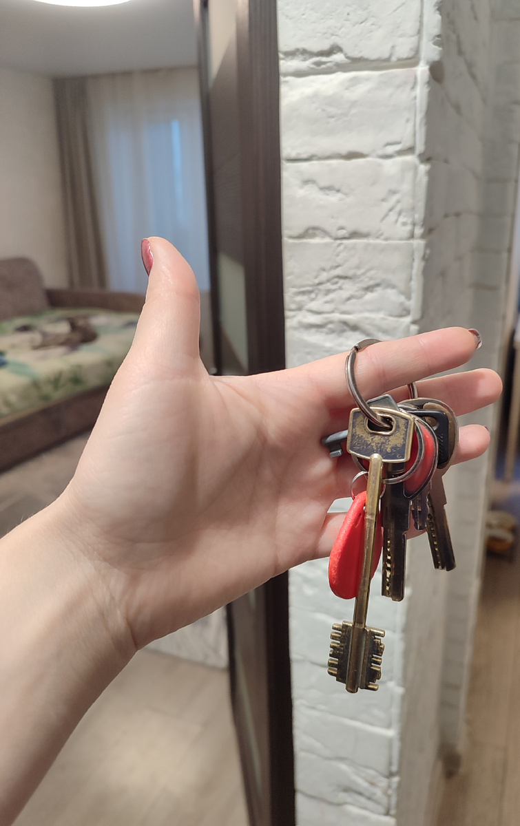 В первой нашей квартире 🤣 Теперь на вопрос: "Ты где?" буду отвечать "Угадай, в какой из двух квартир"