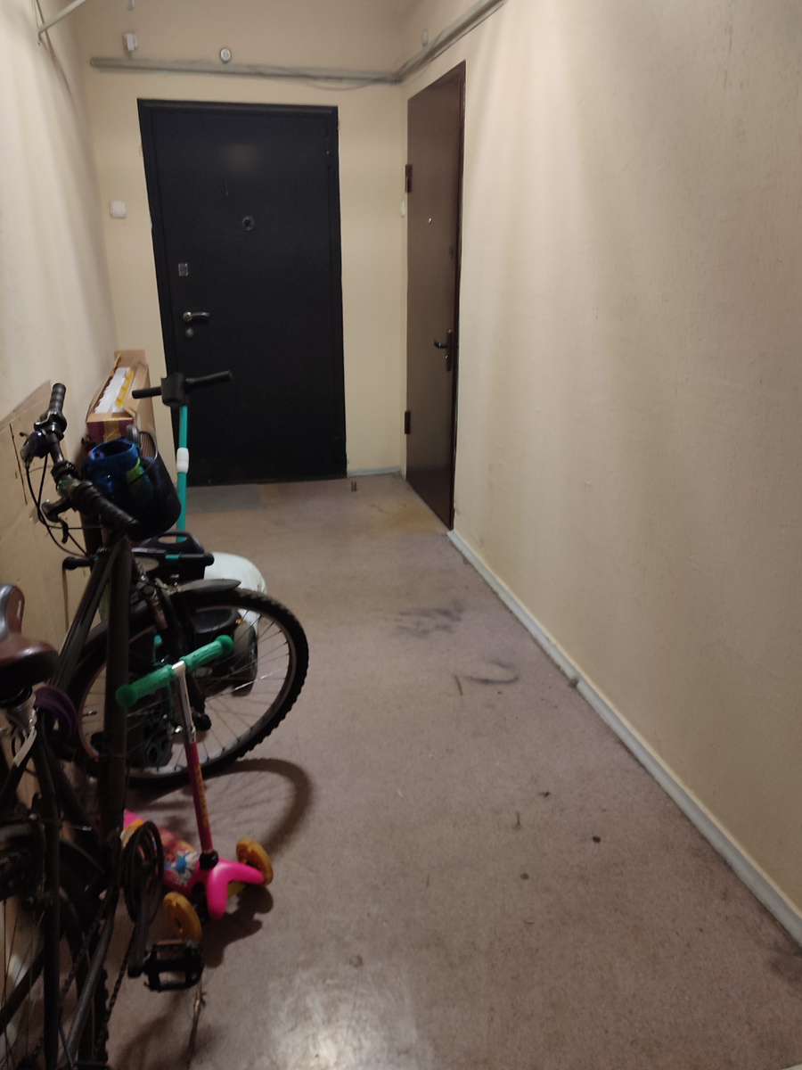 Наша дверь не попала в кадр, она дальше по коридору