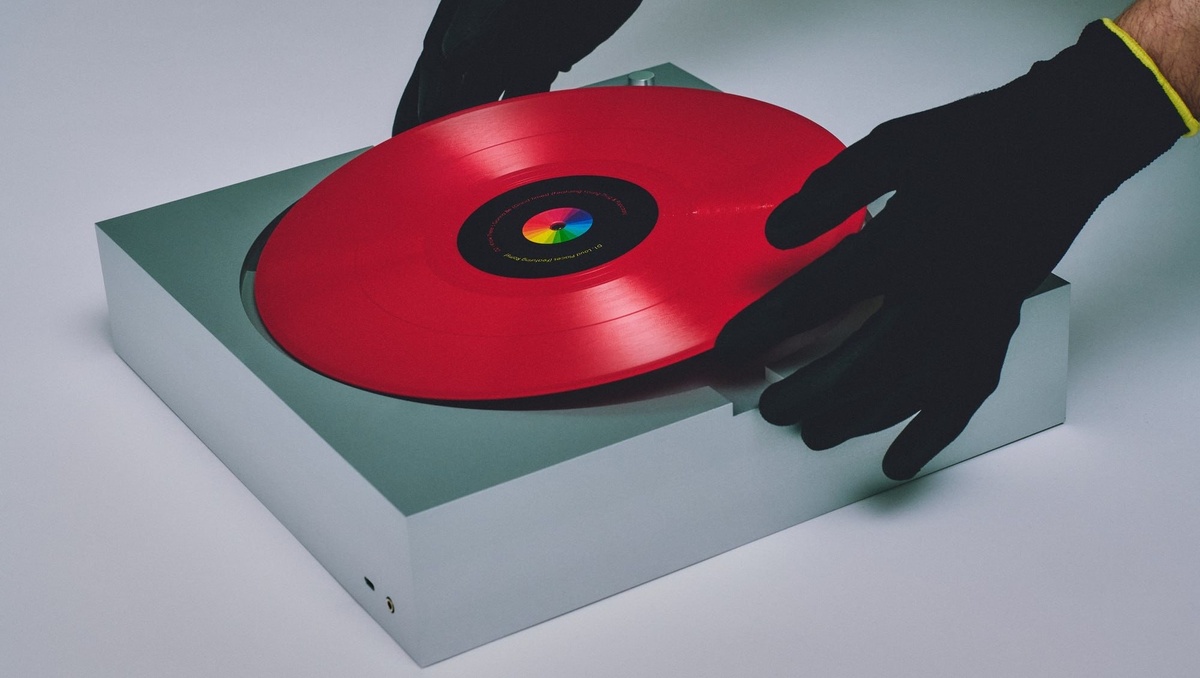 Элитный проигрыватель для винила от Waiting For Ideas: минимализм и эксклюзивность  