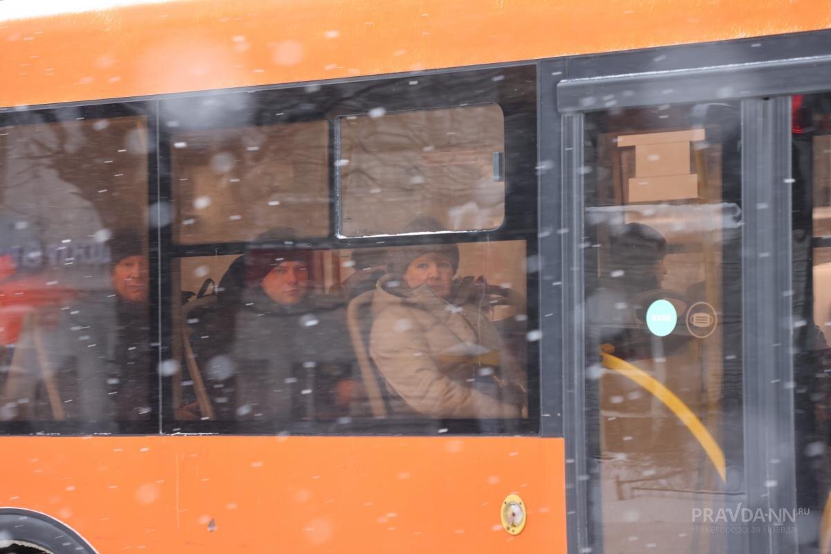    С 17:20 специалисты отдела контроля пассажирских перевозок проверяли движение автобусов на всем протяжении маршрута