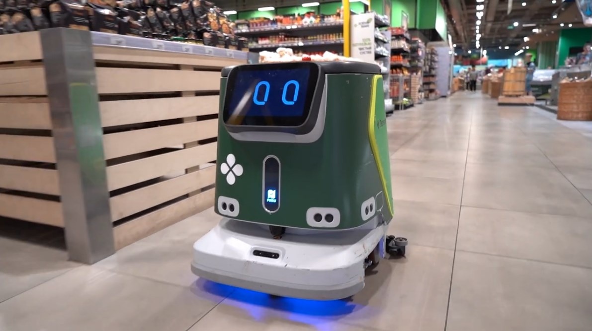 Робот-мойщик в "Перекрестке" / Фото: Pr Scr youtube.com / X5 Group