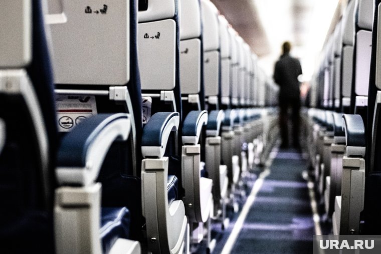    На помощь экипажу пришли пассажиры, находившиеся рядом