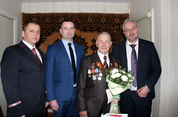    В Кирове почётному железнодорожнику вручили медаль «80 лет Победы в Великой Отечественной войне»