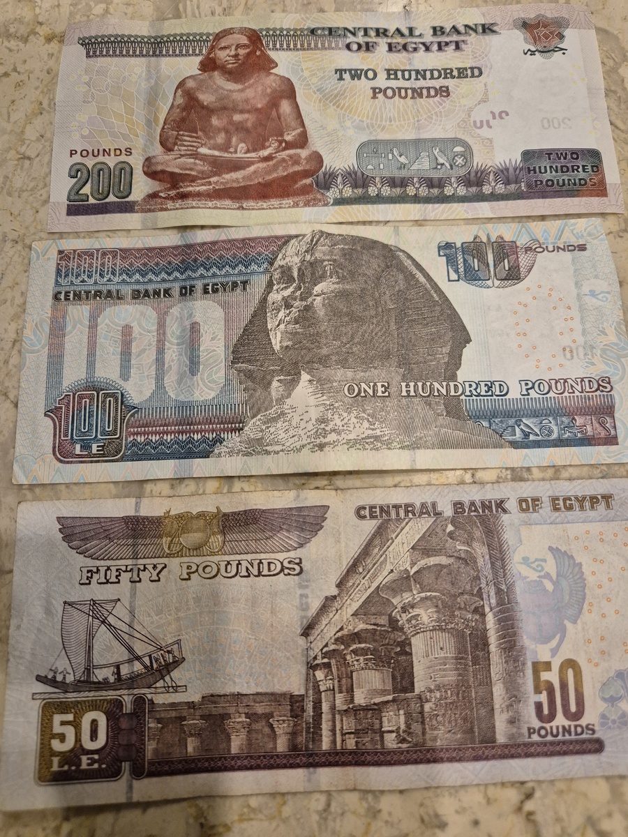 Так выглядят купюры 50, 100 и 200 египетских фунтов.