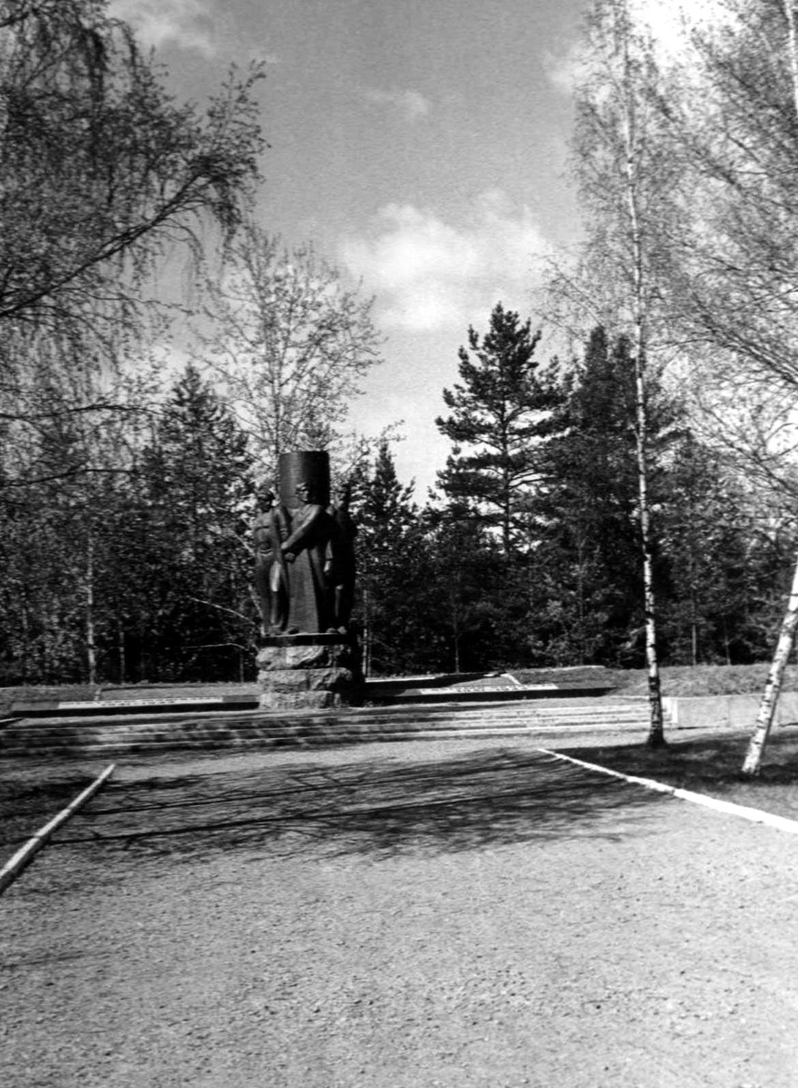 Памятник в медной облицовке