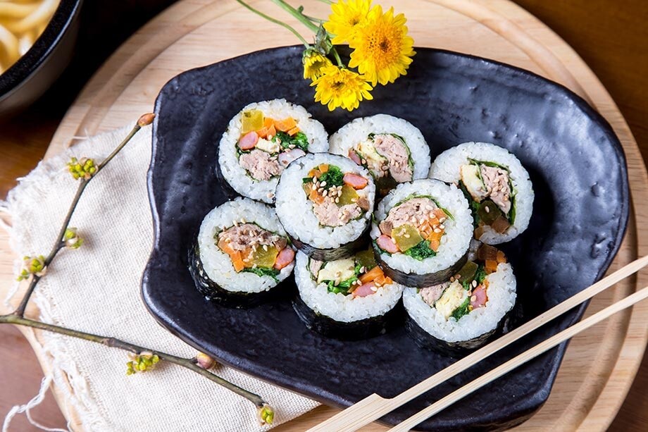 Кимпаб — корейские роллы с омлетом и говядиной