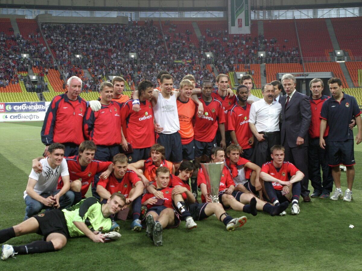    Команда ЦСКА, завоевавшая Кубок УЕФА, на стадионе в Лужниках© РИА Новости / Владимир Федоренко