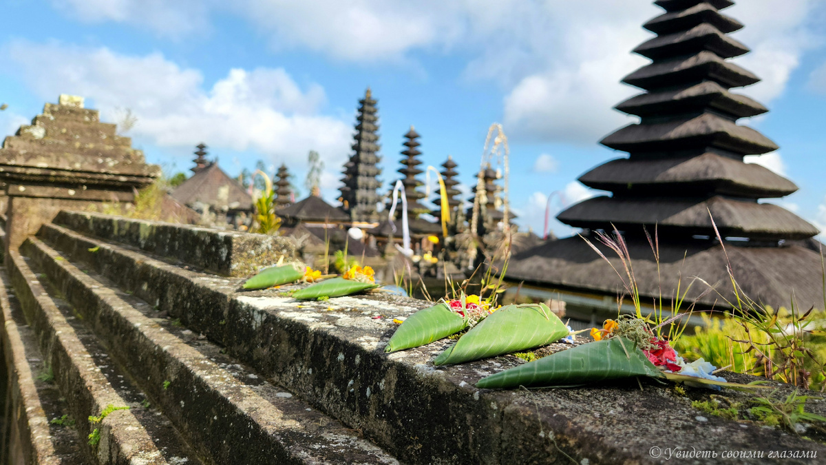 Подношения духам и богам в храме Пура Бесаких