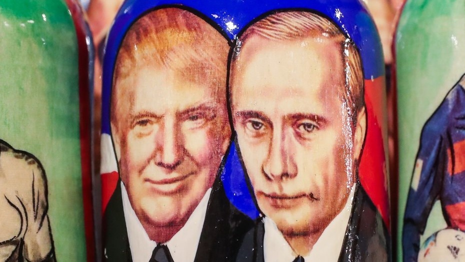    Матрёшки с изображениями президента США Дональда Трампа и в сувенирном магазине в Петербурге. Автор фото: Александр Демьянчук / ТАСС