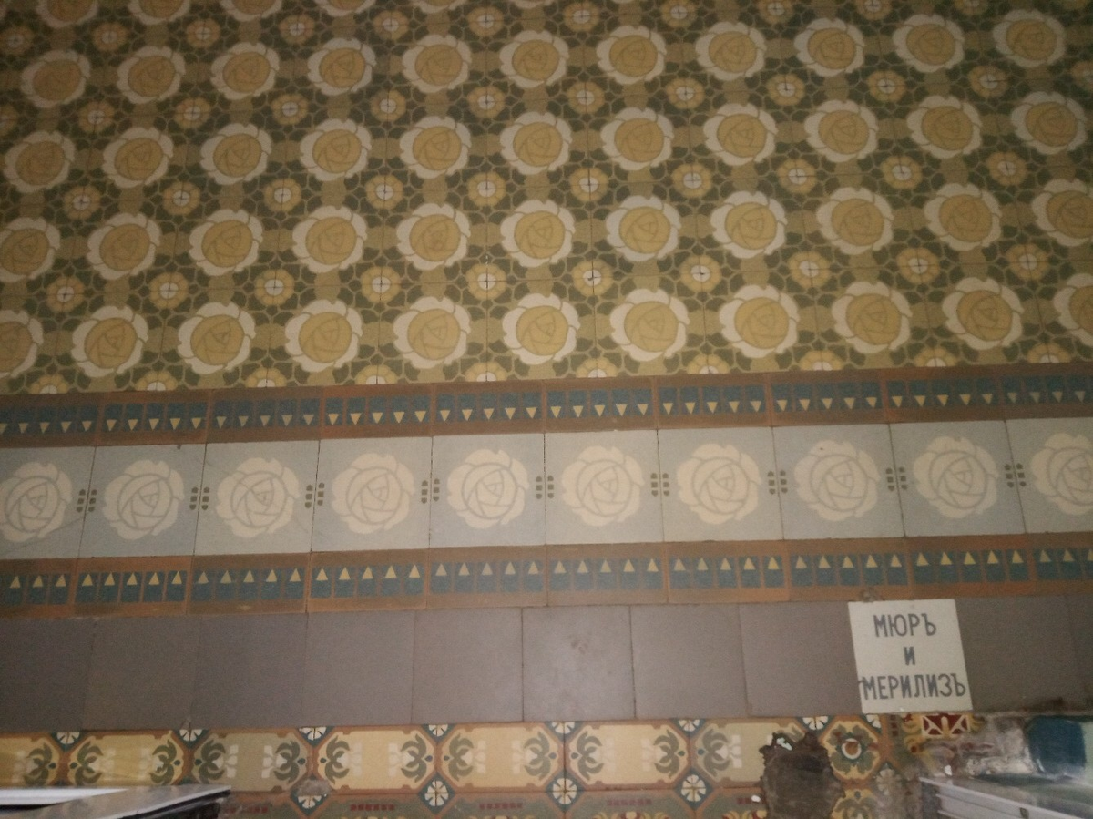 Плитка на полу в здании Нижегородского областного неврологического госпиталя ветеранов войн по ул. Гоголя 9А, Источник фото: https://vk.com/wall4490647_51
