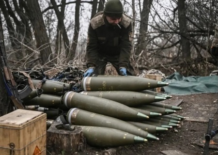    Туск подтвердил приостановку военной помощи США Украине, Шмыгаль отрицает