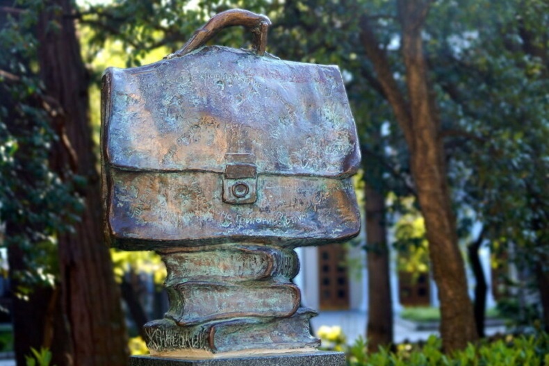 Крым. Ялта. Аллея Юмора. Бронзовый памятник портфелю М. Жванецкого