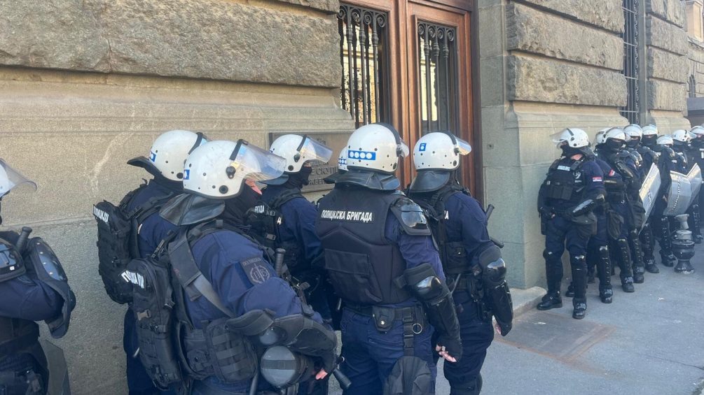    Полиция у стен парламента Сербии.