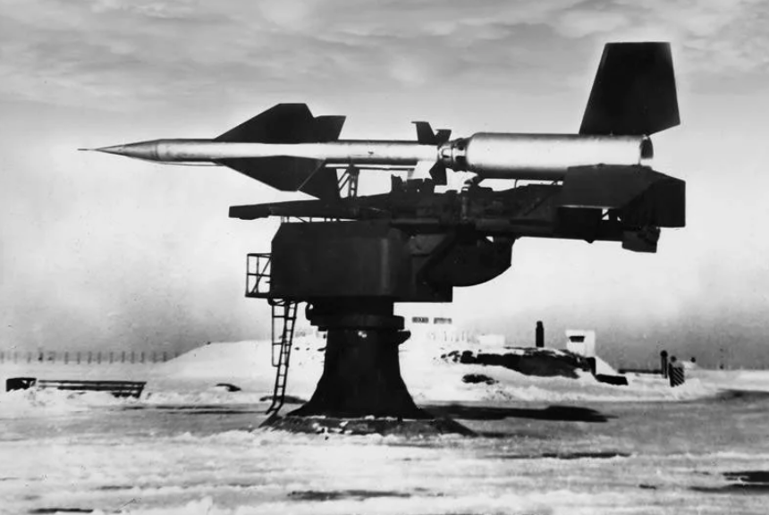 В-1000. Первая в истории противоракета, сбившая настоящую баллистическую ракету Р12. Только с помощью неё узнали, что это в принципе возможно. Американские ракеты комплекса "Найк-Геркулес" тех лет безбожно мазали. Фото музея Сары-Шаган