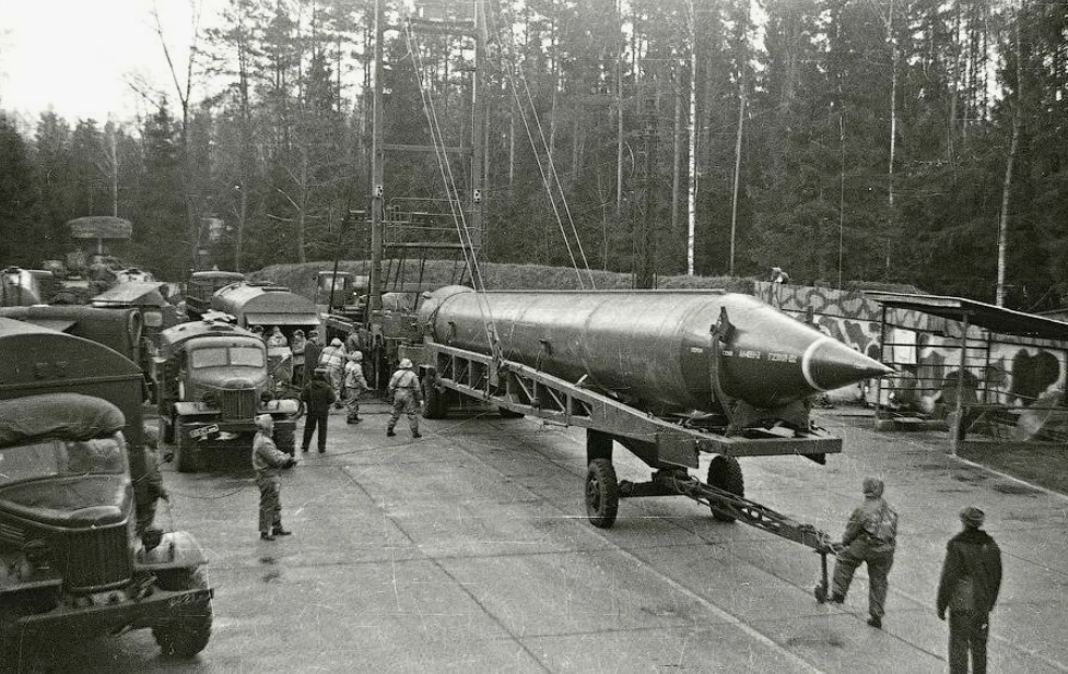 Баллистическая ракета средней дальности Р-12 стала важной ступенью перед внедрением первых МБР и была одной из самых быстрых ракет своего времени. на маршевом участке она достигала 3500 м\с. Фото Архив МО РФ