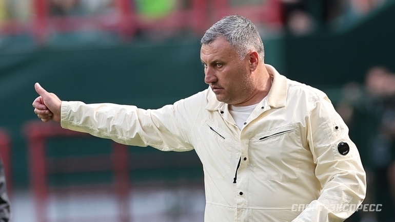    Главный тренер «Акрона» Заур Тедеев.Александр Федоров